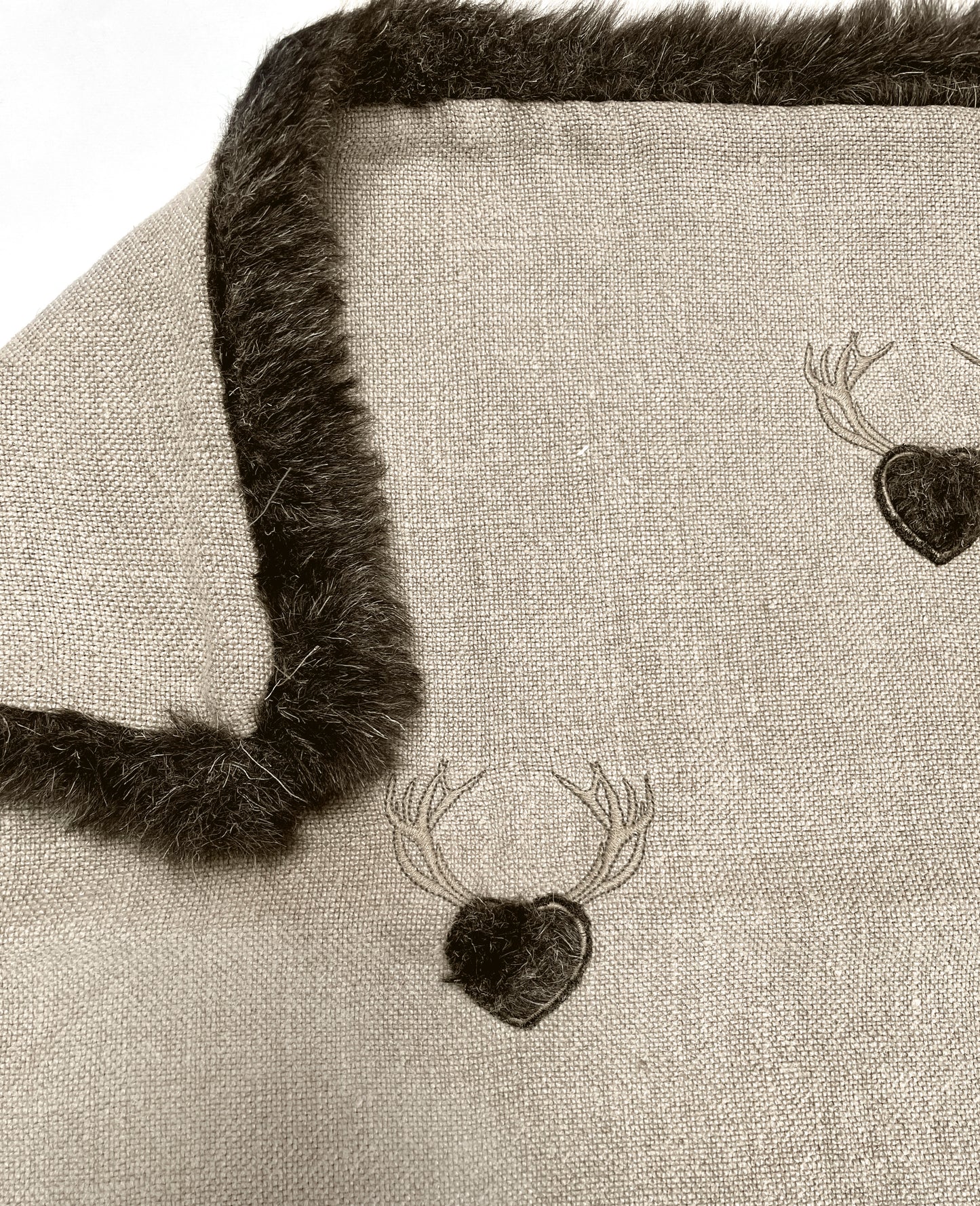Cuscino lino cuori pelliccia
