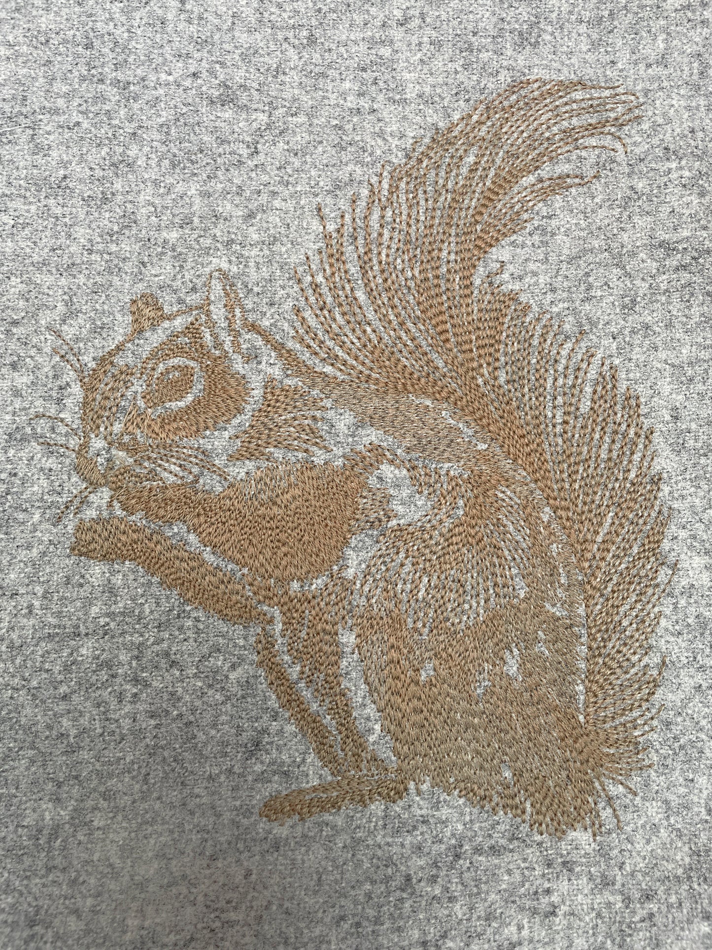 Cuscino lana melange ricamo coll. RITRATTI scoiattolo