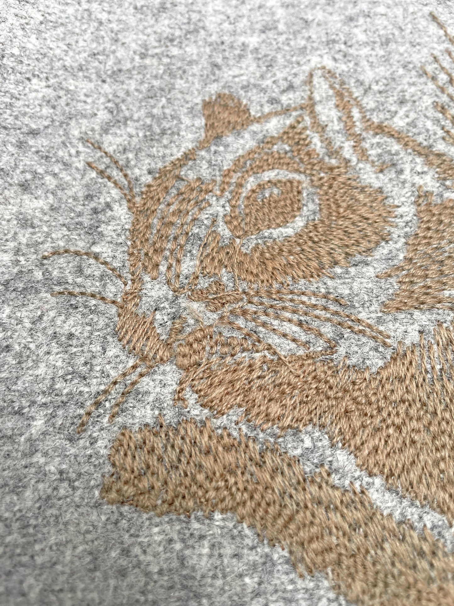 Cuscino lana melange ricamo coll. RITRATTI scoiattolo