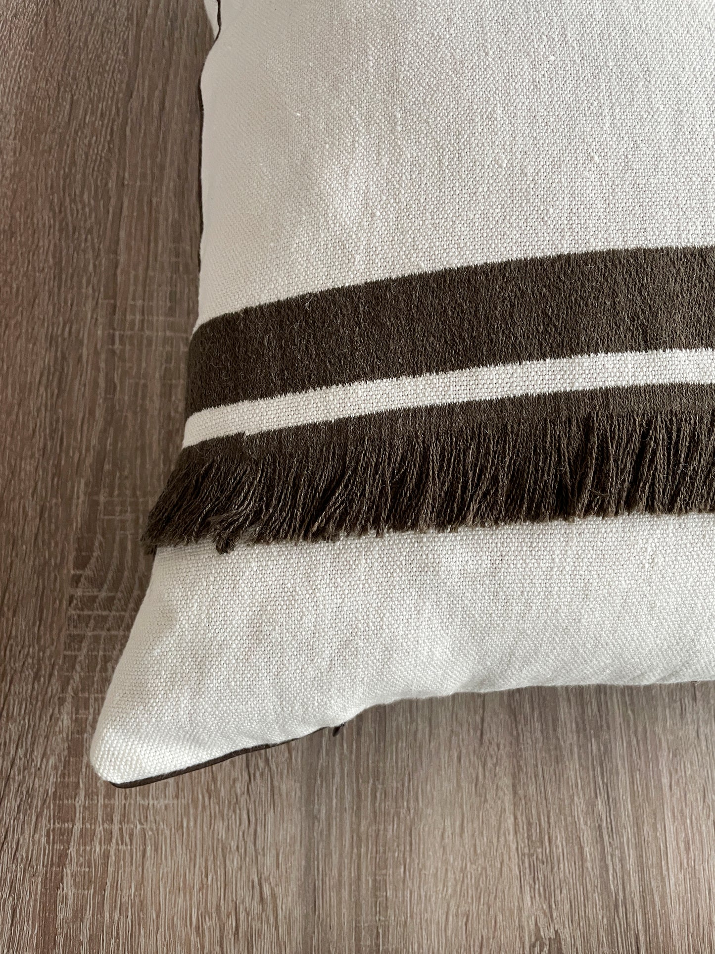Cuscino in lino con frangia