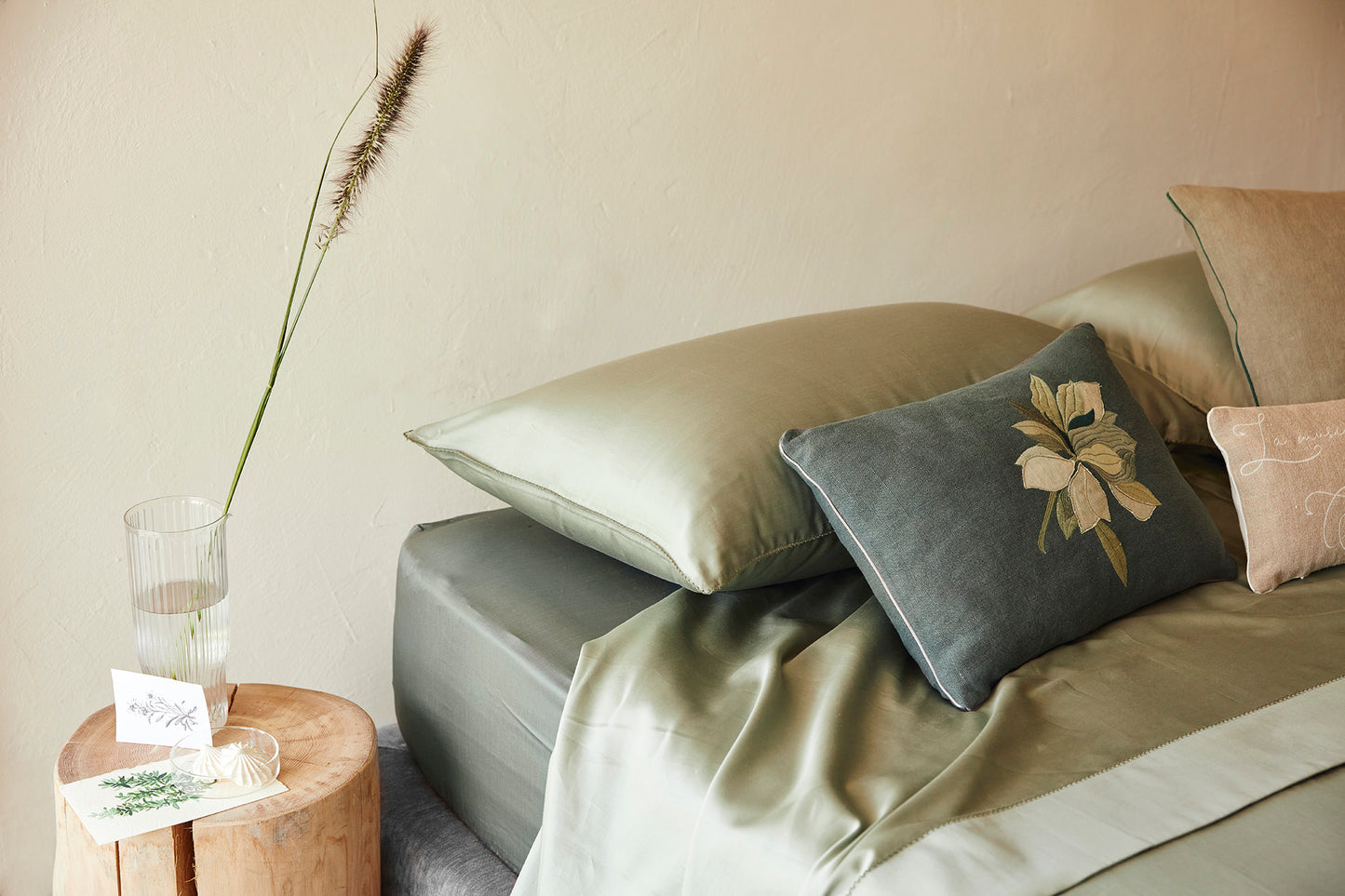 Magnolia embroidery cushion
