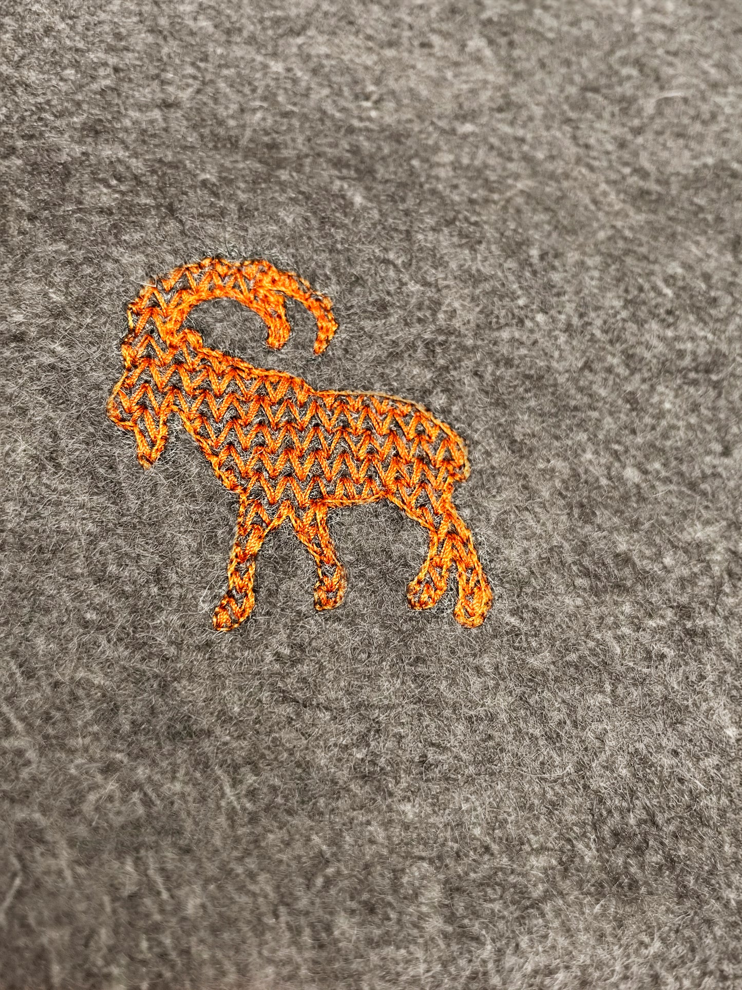 Cuscino lana melange ricamo Stambecchi - Pronta Consegna