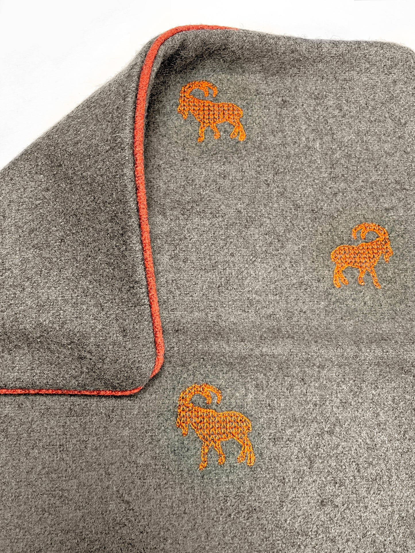 Cuscino lana melange ricamo Stambecchi - Pronta Consegna