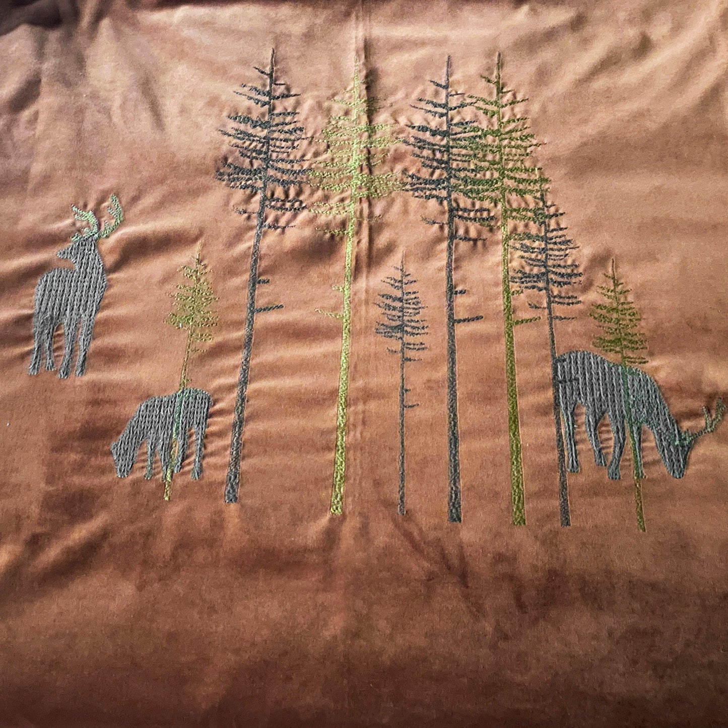 Rideau en velours avec broderie dans les bois