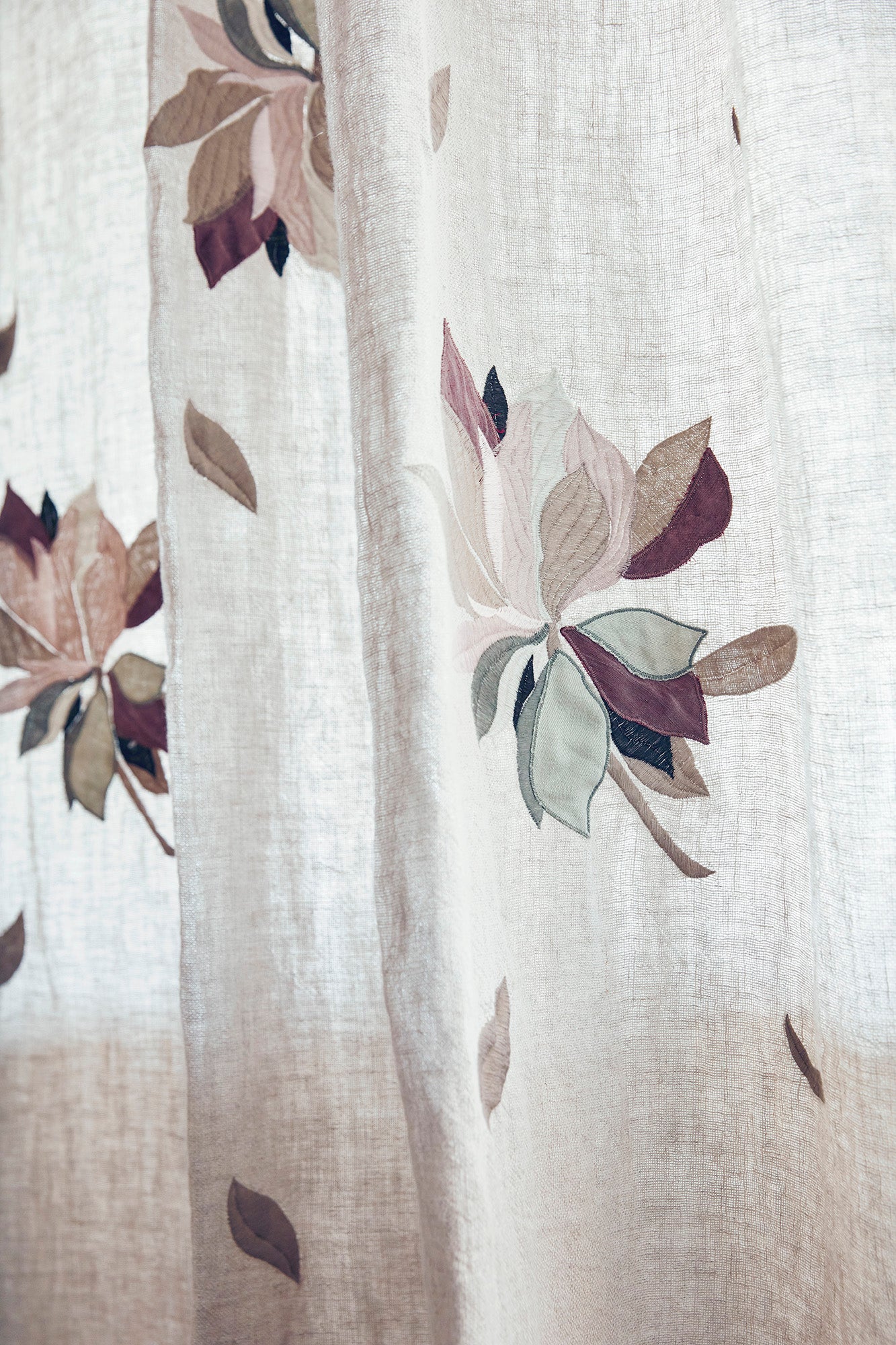 Linen curtain with Magnolia embroidery