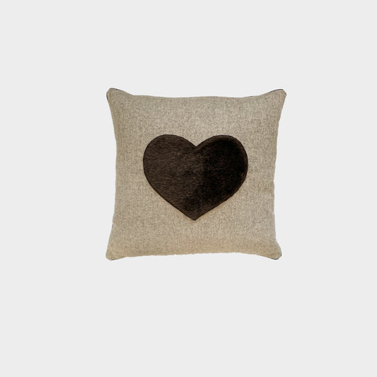 Coussin en laine mélangée avec coeur en fourrure